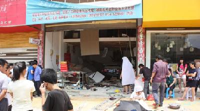 大金空调再次发生爆炸 两名维修工加氟时被炸伤